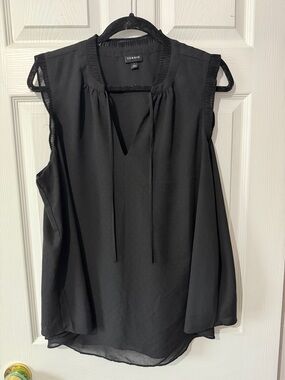 torrid Black Sleeveless Tie-Neck Pleated-Trim Blouse